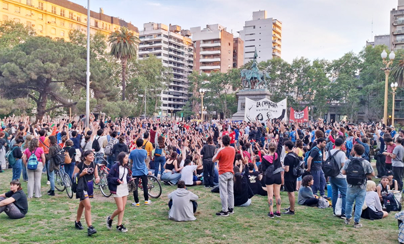 Estudiantes de la UNR definieron un plan de lucha en una multitudinaria asamblea estudiantil