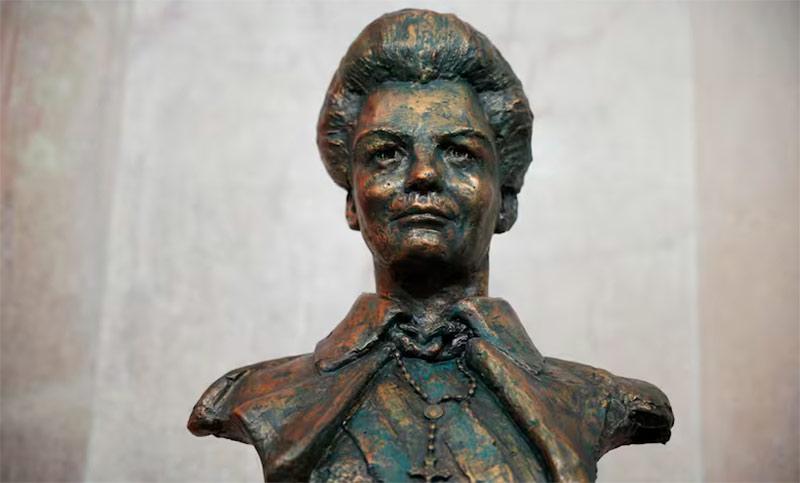 Villarruel inauguró en el Senado un busto de Isabel Perón: la estatua fue donada por Ricardo Iorio