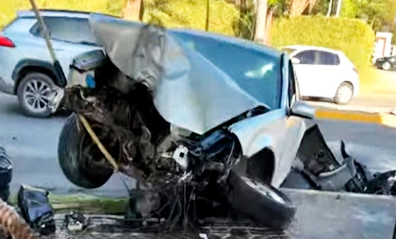 Violento siniestro vial: chocó contra un poste de luz y el motor salió volando