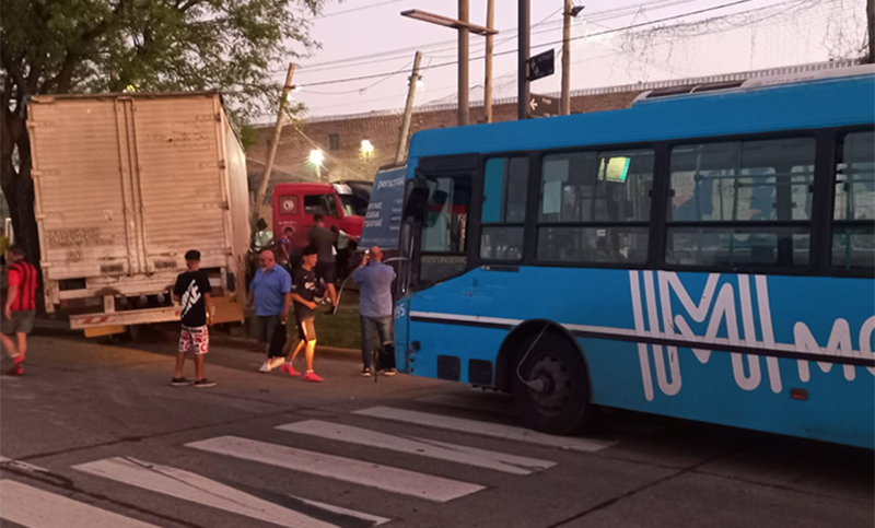 Un camión chocó con un colectivo y se metió dentro de una cancha de fútbol 5