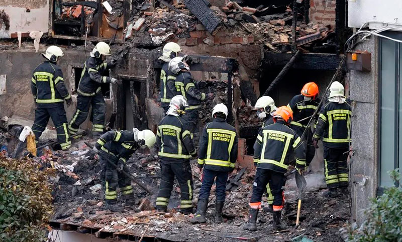 Una explosión de gas provocó el derrumbe de un edificio en España: tres fallecidos y trece heridos