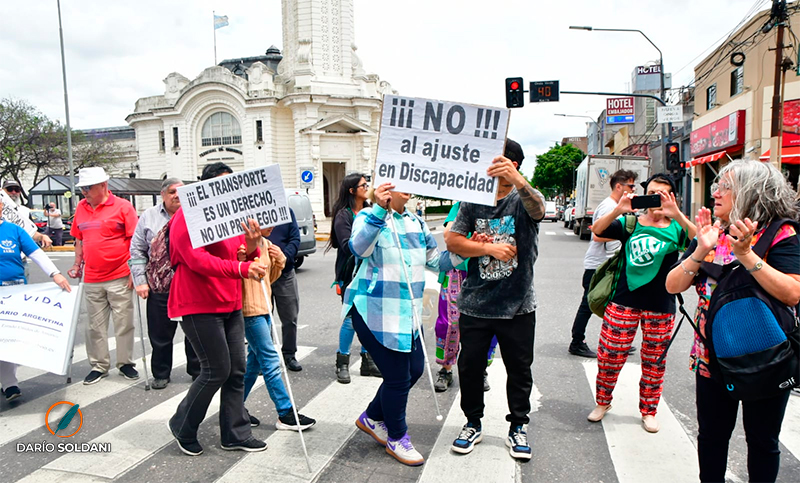 Personas con discapacidad protestaron frente a la terminal para reclamar la gratuidad en los pasajes