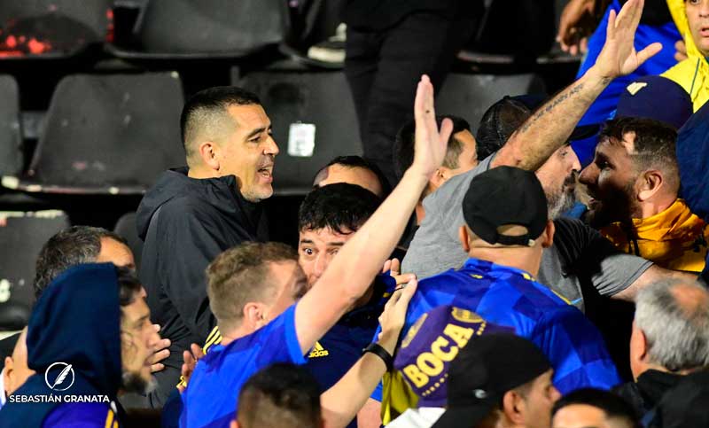 Violentos incidentes en el Coloso durante el partido entre Boca y Gimnasia: hasta Riquelme tuvo que intervenir