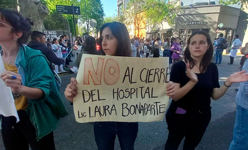 Trabajadores del Hospital Bonaparte realizaron un abrazo simbólico ante el inminente cierre