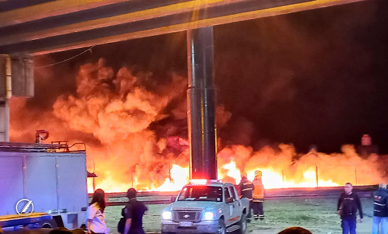 Un incendio destruyó una fábrica de reciclado de plástico en zona oeste