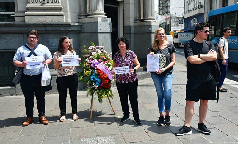 Militantes libertarios llevaron una corona de flores al edificio de la Afip: “Se reían del pueblo”