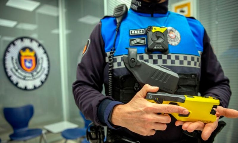 La Policía Federal implementa las pistolas Taser para custodiar las estaciones de trenes y terminales de ómnibus