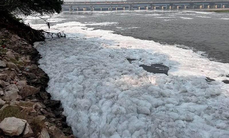 Espuma tóxica cubre el sagrado Yamuna en India, el río más contaminado del mundo