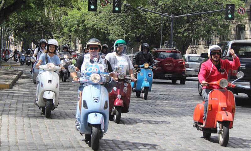 Fanáticos de Vespas realizaron jornada solidaria a beneficio de Cáritas