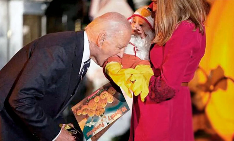 Polémica por las imágenes de Joe Biden mordiendo bebés en Halloween