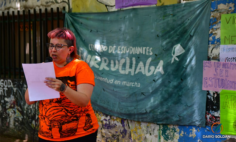 La comunidad educativa de la Gurruchaga se manifestó para repudiar el accionar policial contra las juventudes