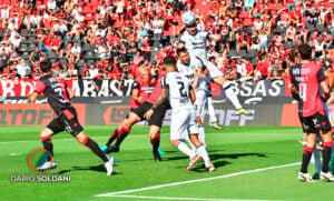 En un partido cambiante, Newell’s perdió 3 a 2 con Central Córdoba en el Coloso