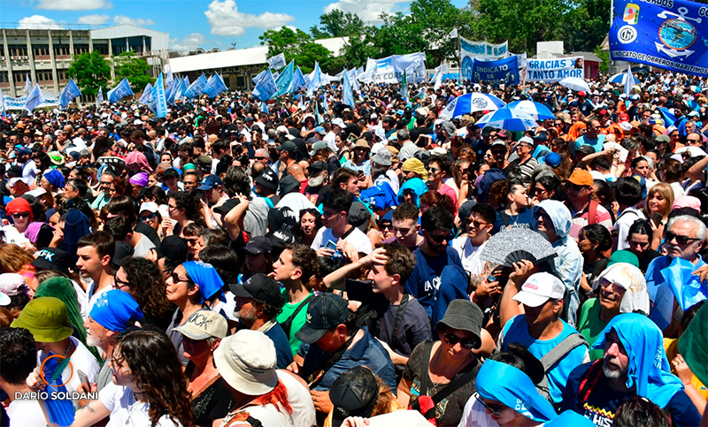 La militancia rosarina acompañó a Cristina Kirchner en el acto de la Facultad de Psicología