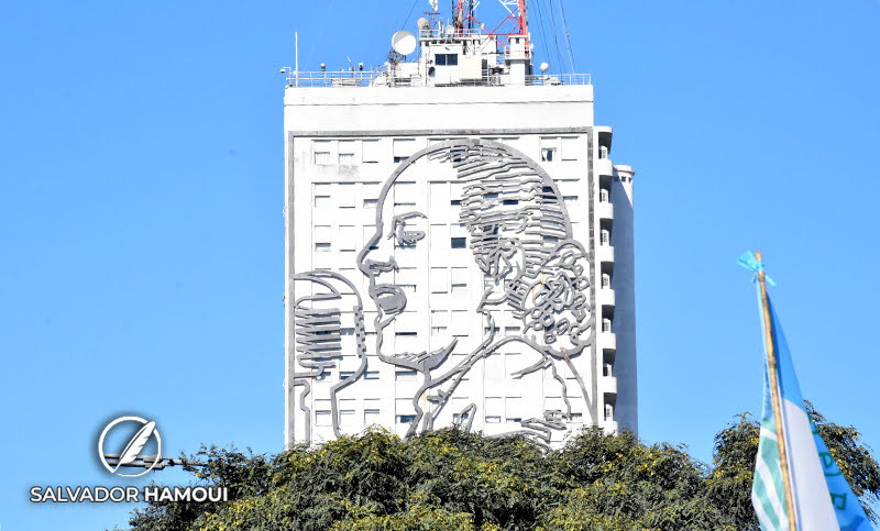 Guerra simbólica: el Gobierno analiza quitar el rostro de Eva Perón del edificio de Desarrollo Social