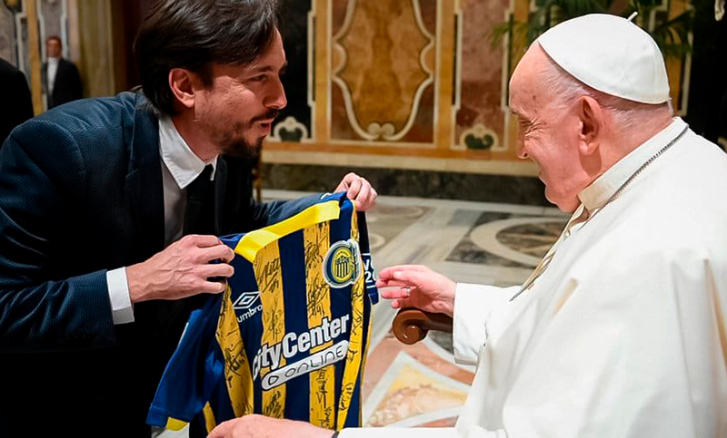 El Papa Francisco recibió la camiseta de Central en el Vaticano