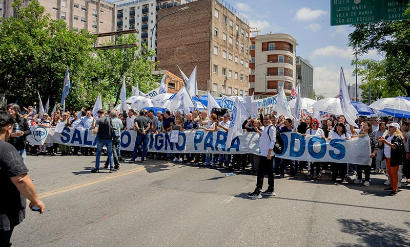 Estatales y empleados cordobeses de la salud realizan un contundente paro bajo la promesa de un “cordobazo”