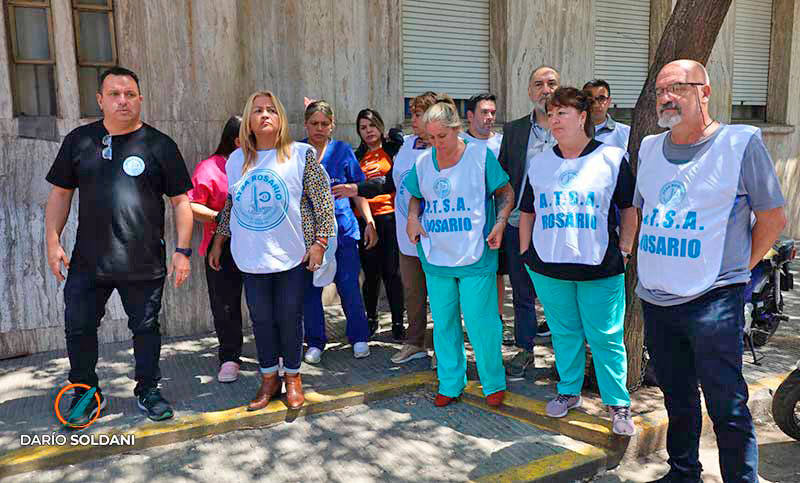 Trabajadores del sanatorio Plaza paran y se manifiestan en sus puertas por falta y retraso en el pago de salarios