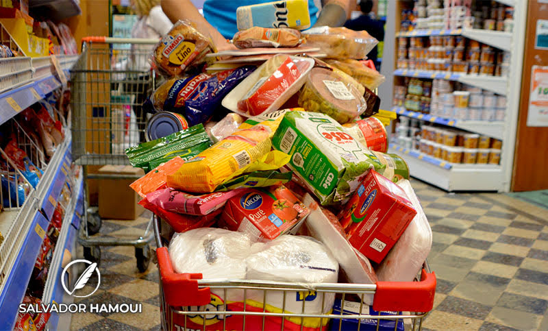 Consumo masivo, golpeado: las ventas en supermercados y autoservicios se derrumbaron 20% interanual en octubre