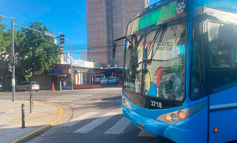 Echesortu: un colectivo atropelló a un peatón, que tuvo que ser trasladado al Heca