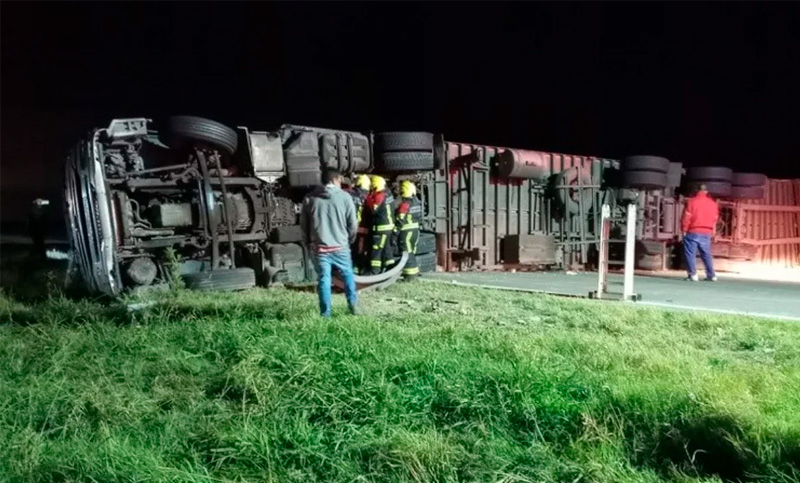 Volcó un camión en la autopista Rosario – Córdoba: tránsito cortado