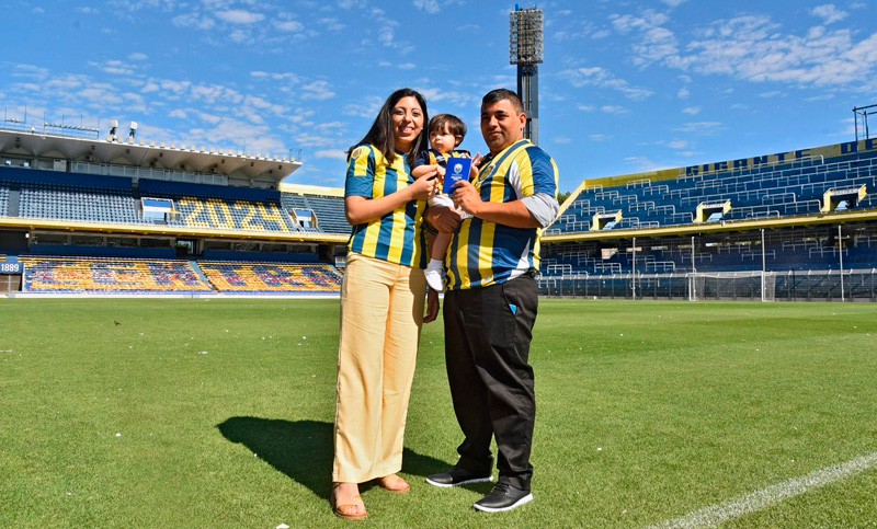 “Casate con tu ciudad como testigo”: cinco parejas dieron el “sí” en la cancha de Rosario Central