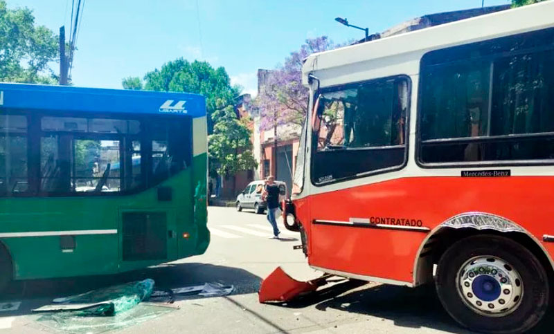 Asistieron a 25 menores tras violenta colisión entre un micro escolar y un colectivo en La Boca