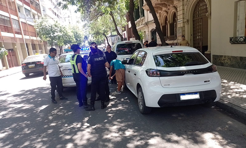 Cuidacoche roció con alcohol e intentó prender fuego a agentes municipales