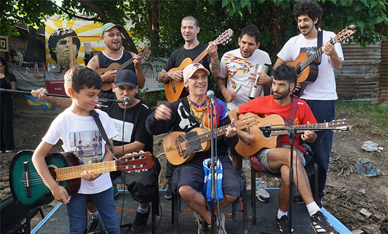 Manu Chao visitó la casa de Maradona y tocó para los vecinos de Fiorito: “¡Cuánta emoción!”