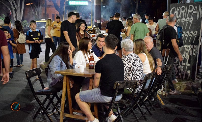 “Noche en mi Barrio”: el Centro Comercial Azcuénaga vivió su noche bajo las estrellas