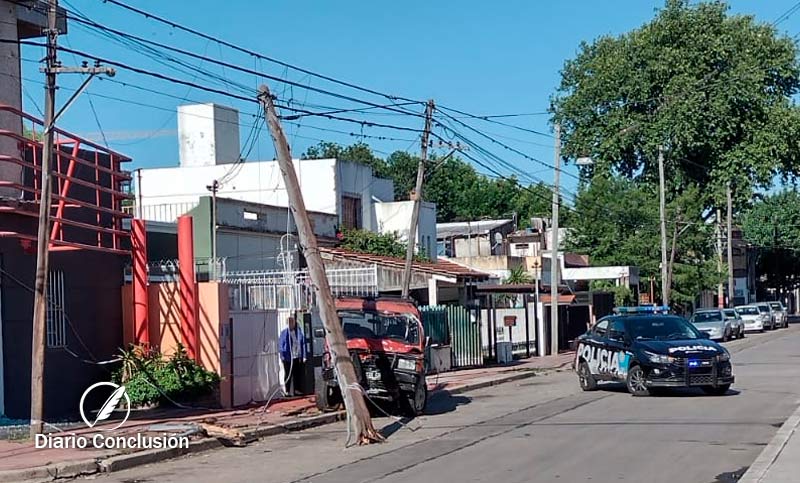 Chocó contra una columna y huyó del lugar dejando el vehículo abandonado