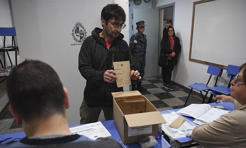 Cerró la votación y los uruguayos esperan para conocer al nuevo presidente