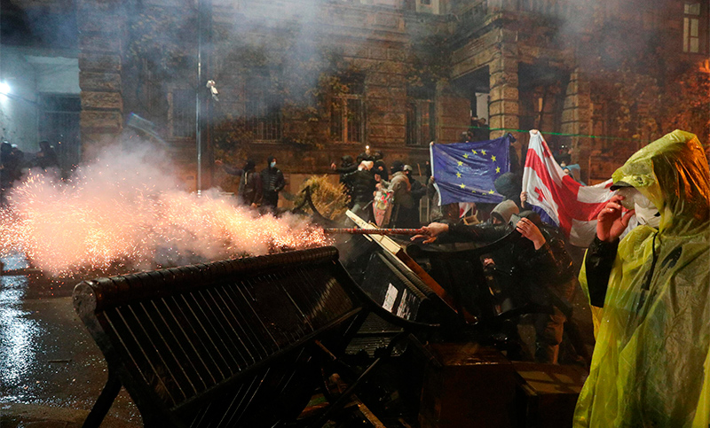 Masivas protestas en Georgia por la interrupción de las negociaciones con la Unión Europea