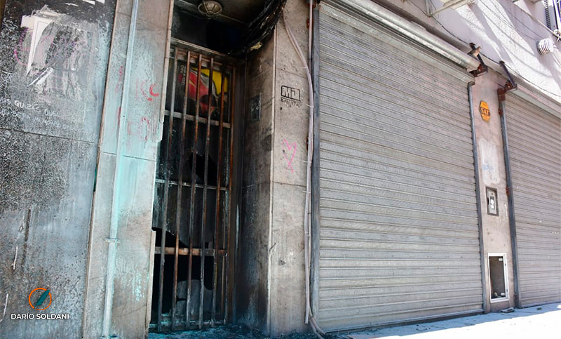 Pleno centro: tiraron una molotov en la puerta de la Secretaría de Niñez